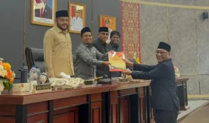 Juru bicara Fraksi PAN Usmardi Thareb menyerakan pendapat akhir fraksi kepada Ketua DPRD Padang Muharlion