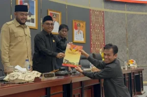 Juru bicara Fraksi PKS Hendrizal menyerahkan pendapat akhir fraksi kepada Wakil Ketua Mastilizal Aye