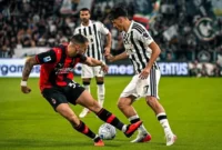 Pemain Juventus dan AC Milan terlibat duel perebutan bola. (Foto: IG @juventus)