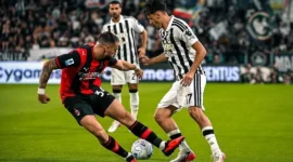Pemain Juventus dan AC Milan terlibat duel perebutan bola. (Foto: IG @juventus)
