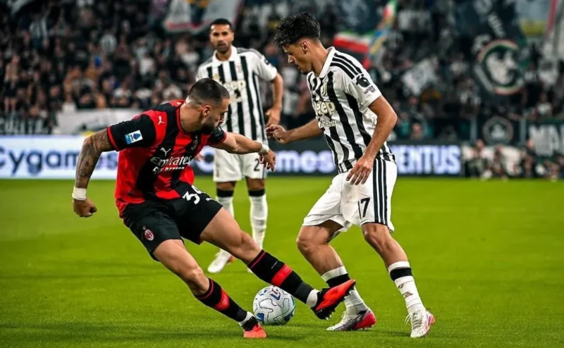 Pemain Juventus dan AC Milan terlibat duel perebutan bola. (Foto: IG @juventus)