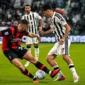 Pemain Juventus dan AC Milan terlibat duel perebutan bola. (Foto: IG @juventus)