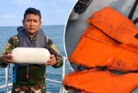 KAL Anyer I-3-64 Lanal Banten menemukan pelampung dan botol saat cari 5 jurnalis dan kru kapal yang hilang kontak. (Foto: Dok. TNI AL)