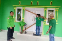 Kader tim formatur dan kader partai PPP saat melakukan pemalangan kantor DPC PPP Pesisir Selatan di Rawang Painan Utara. (Foto: Dok. Niks)