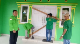 Kader tim formatur dan kader partai PPP saat melakukan pemalangan kantor DPC PPP Pesisir Selatan di Rawang Painan Utara. (Foto: Dok. Niks)