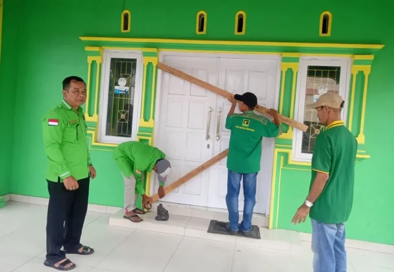 Kader tim formatur dan kader partai PPP saat melakukan pemalangan kantor DPC PPP Pesisir Selatan di Rawang Painan Utara. (Foto: Dok. Niks)