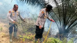 Kapolres Dharmasraya AKBP Kartyana Widyarso Wardoyo Putro terjun ke lokasi karhutla di Nagari Panyubarangan, Kecamatan Timpeh, Kabupaten Dharmasraya, Rabu (9/9/2026). (Foto: Polda Sumbar)