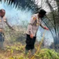 Kapolres Dharmasraya AKBP Kartyana Widyarso Wardoyo Putro terjun ke lokasi karhutla di Nagari Panyubarangan, Kecamatan Timpeh, Kabupaten Dharmasraya, Rabu (9/9/2026). (Foto: Polda Sumbar)