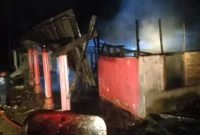 Petugas Damkar Padang Pariaman memadamkan api yang melahap rumah warga di Korong Pauah, Nagari Parit Malintang, Padang Pariaman, Rabu (2/9/2026). (Foto: Dok. Damkar Padang Pariaman)