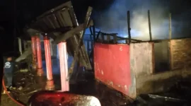 Petugas Damkar Padang Pariaman memadamkan api yang melahap rumah warga di Korong Pauah, Nagari Parit Malintang, Padang Pariaman, Rabu (2/9/2026). (Foto: Dok. Damkar Padang Pariaman)