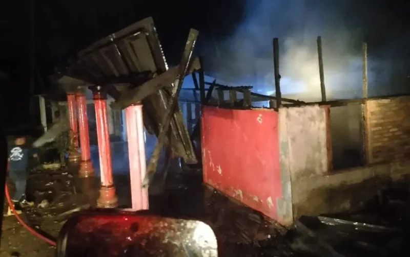Petugas Damkar Padang Pariaman memadamkan api yang melahap rumah warga di Korong Pauah, Nagari Parit Malintang, Padang Pariaman, Rabu (2/9/2026). (Foto: Dok. Damkar Padang Pariaman)