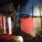 Petugas Damkar Padang Pariaman memadamkan api yang melahap rumah warga di Korong Pauah, Nagari Parit Malintang, Padang Pariaman, Rabu (2/9/2026). (Foto: Dok. Damkar Padang Pariaman)