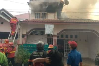 Petugas Damkar Padang memadamkan kebakaran rumah di Komplek Filano Parak Karakah, Kecamatan Padang Timur, Kota Padang, Senin (21/9/2026). (Foto: Dinas Damkar Padang)