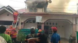 Petugas Damkar Padang memadamkan kebakaran rumah di Komplek Filano Parak Karakah, Kecamatan Padang Timur, Kota Padang, Senin (21/9/2026). (Foto: Dinas Damkar Padang)