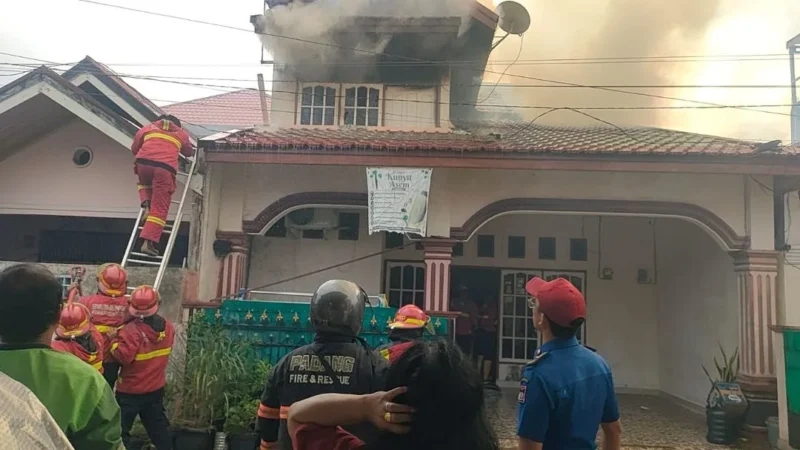 Petugas Damkar Padang memadamkan kebakaran rumah di Komplek Filano Parak Karakah, Kecamatan Padang Timur, Kota Padang, Senin (21/9/2026). (Foto: Dinas Damkar Padang)