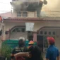 Petugas Damkar Padang memadamkan kebakaran rumah di Komplek Filano Parak Karakah, Kecamatan Padang Timur, Kota Padang, Senin (21/9/2026). (Foto: Dinas Damkar Padang)