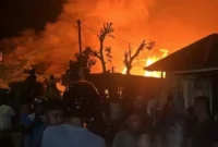 Kebakaran hebat melanda dua rumah warga di Kelurahan Piai Tanah Sirah, Kecamatan Lubuk Begalung, Kota Padang, Senin malam (31/8/2026). (Foto: IG @padangfirefighter)