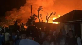 Kebakaran hebat melanda dua rumah warga di Kelurahan Piai Tanah Sirah, Kecamatan Lubuk Begalung, Kota Padang, Senin malam (31/8/2026). (Foto: IG @padangfirefighter)