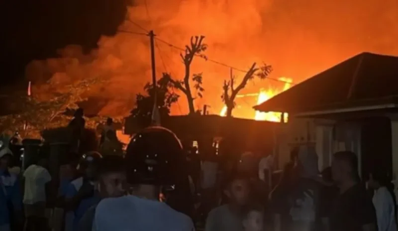Kebakaran hebat melanda dua rumah warga di Kelurahan Piai Tanah Sirah, Kecamatan Lubuk Begalung, Kota Padang, Senin malam (31/8/2026). (Foto: IG @padangfirefighter)