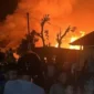 Kebakaran hebat melanda dua rumah warga di Kelurahan Piai Tanah Sirah, Kecamatan Lubuk Begalung, Kota Padang, Senin malam (31/8/2026). (Foto: IG @padangfirefighter)