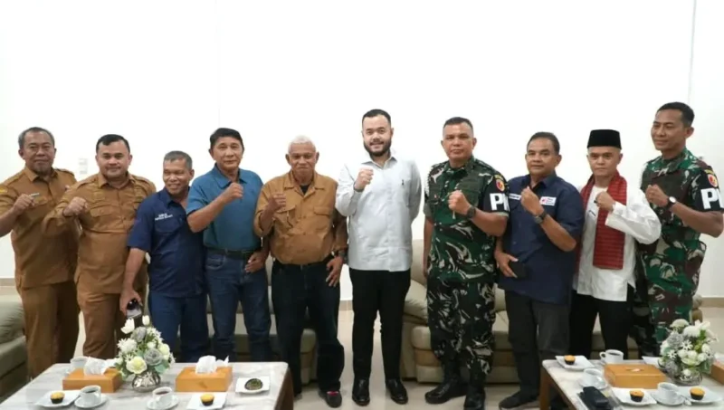 Wali Kota Padang Fadly Amran menerima audiensi Panitia Open Tournament Piala Pangdam XX/TIB di Rumah Dinas Wali Kota, Senin (28/9/2026). (Foto: Pemko Padang)
