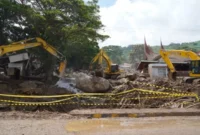 Kementerian PU mengerahkan lima excavator untuk melakukan pembersihan material, pembenahan alur sungai pada sejumlah titik terdampak banjir bandang di Kabupaten Solok. (Foto: Kementerian PU)
