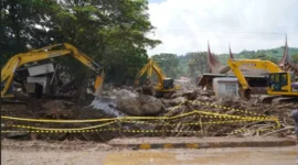Kementerian PU mengerahkan lima excavator untuk melakukan pembersihan material, pembenahan alur sungai pada sejumlah titik terdampak banjir bandang di Kabupaten Solok. (Foto: Kementerian PU)