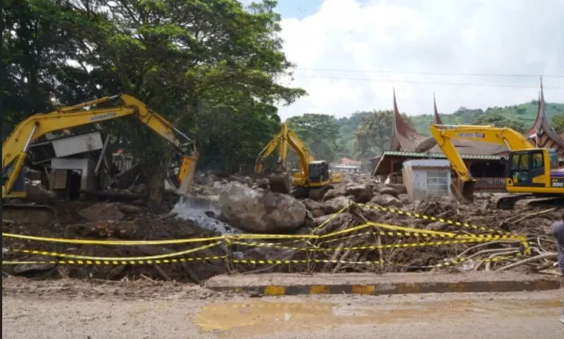 Kementerian PU mengerahkan lima excavator untuk melakukan pembersihan material, pembenahan alur sungai pada sejumlah titik terdampak banjir bandang di Kabupaten Solok. (Foto: Kementerian PU)