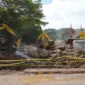 Kementerian PU mengerahkan lima excavator untuk melakukan pembersihan material, pembenahan alur sungai pada sejumlah titik terdampak banjir bandang di Kabupaten Solok. (Foto: Kementerian PU)