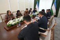 Menhaj RI Mochamad Irfan Yusuf dalam pertemuan dengan Ketua Komite Pariwisata Uzbekistan Abdulaziz Akkulov di Tashkent, Senin (8/9/2026). (Foto: Kemenhaj)
