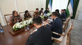 Menhaj RI Mochamad Irfan Yusuf dalam pertemuan dengan Ketua Komite Pariwisata Uzbekistan Abdulaziz Akkulov di Tashkent, Senin (8/9/2026). (Foto: Kemenhaj)