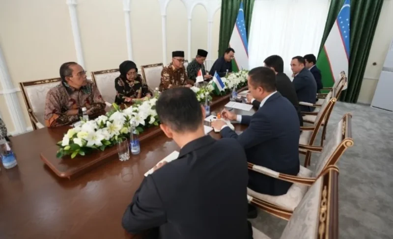 Menhaj RI Mochamad Irfan Yusuf dalam pertemuan dengan Ketua Komite Pariwisata Uzbekistan Abdulaziz Akkulov di Tashkent, Senin (8/9/2026). (Foto: Kemenhaj)