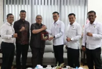 Ketua DPRD Sumbar Muhidi saat menerima kunjungan Direktur Intelkam Sumbar Kombes Pol Riki Kurniawan di ruang kerjanya, Kamis (17/9/2026). (Foto: Ist)