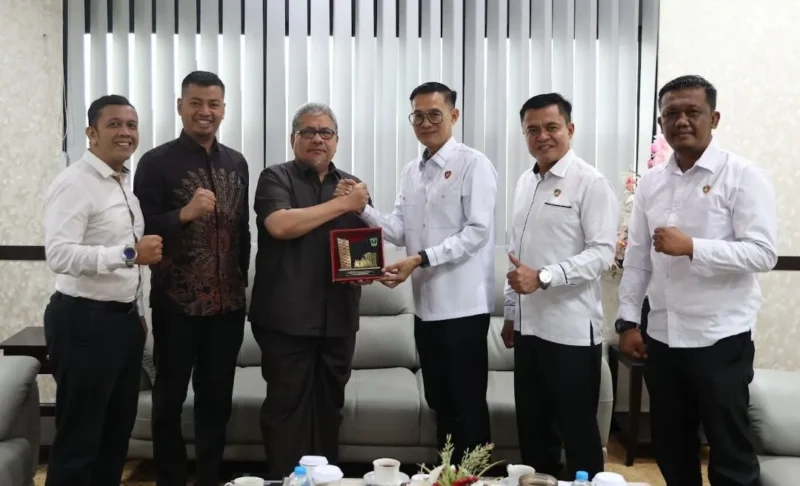 Ketua DPRD Sumbar Muhidi saat menerima kunjungan Direktur Intelkam Sumbar Kombes Pol Riki Kurniawan di ruang kerjanya, Kamis (17/9/2026). (Foto: Ist)