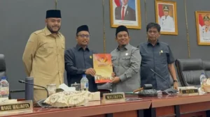 Ketua Fraksi Gerindra Wahyu Hidayat menyerahkan pendapat akhir fraksi kepada Ketua DPRD Padang Muharlion