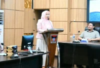 Ketua TP PKK Kota Padang Dian Puspita Fadly Amran menerima kunjungan serta program pengabdian masyarakat dari delegasi KPJ Healthcare University, Malaysia di Ruang Abu Bakar Jaar, Balai Kota Padang, Aie Pacah. (Foto: Pemko Padang)