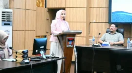 Ketua TP PKK Kota Padang Dian Puspita Fadly Amran menerima kunjungan serta program pengabdian masyarakat dari delegasi KPJ Healthcare University, Malaysia di Ruang Abu Bakar Jaar, Balai Kota Padang, Aie Pacah. (Foto: Pemko Padang)