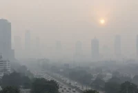 Ilustrasi kondisi cuaca dengan udara kabur. (Foto: AI Generated)