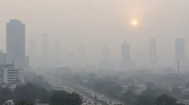 Ilustrasi kondisi cuaca dengan udara kabur. (Foto: AI Generated)