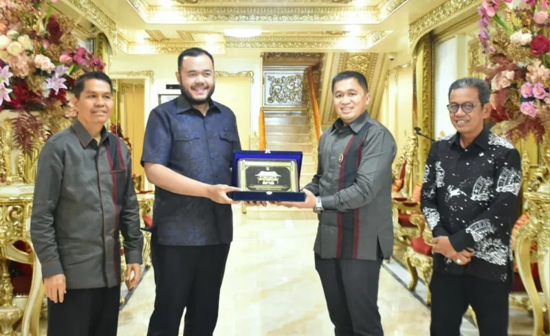 Wali Kota Padang Fadly Amran saat menjamu peserta Konker PDPI XVIII Tahun 2026 di Rumah Gadang Baiturrahmah, Sabtu (19/9/2026). (Foto: Pemko Padang)
