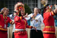 Kontingen TP-PKK Kota Padang tampil spektakuler dalam Lomba Defile Jambore PKK tingkat Provinsi Sumbar 2026 di Halaman Istana Bung Hatta, Bukittinggi. (Foto: Pemko Padang)