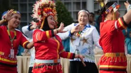 Kontingen TP-PKK Kota Padang tampil spektakuler dalam Lomba Defile Jambore PKK tingkat Provinsi Sumbar 2026 di Halaman Istana Bung Hatta, Bukittinggi. (Foto: Pemko Padang)