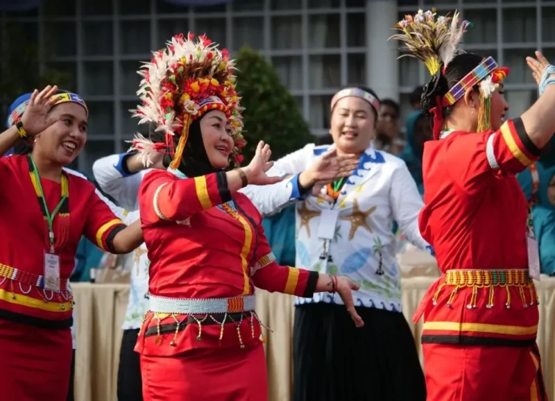 Kontingen TP-PKK Kota Padang tampil spektakuler dalam Lomba Defile Jambore PKK tingkat Provinsi Sumbar 2026 di Halaman Istana Bung Hatta, Bukittinggi. (Foto: Pemko Padang)