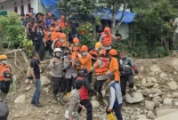Tim SAR Gabungan mengevakuasi jasad Agusral, korban kedua bencana galodo di kawasan Arosuka, Kabupaten Solok, Jumat (25/9/2026). (Foto: Kantor SAR Kelas A Padang)