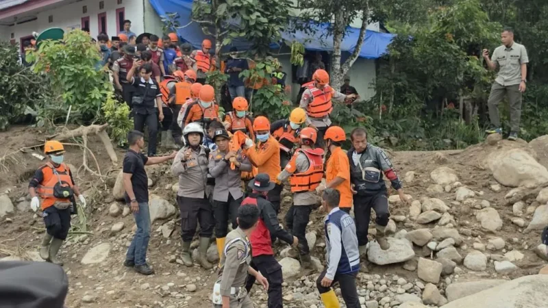 Tim SAR Gabungan mengevakuasi jasad Agusral, korban kedua bencana galodo di kawasan Arosuka, Kabupaten Solok, Jumat (25/9/2026). (Foto: Kantor SAR Kelas A Padang)