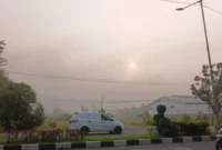 Kualitas udara Kota Padang masuk kategori tidak sehat. Warga diminta mengurangi aktivitas luar dan memakai masker saat beraktivitas. (Foto: BPBD Padang)