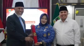 Kuartini Deti Putri dilantik sebagai Kepala DLH Sumbar dan tetap menjalankan amanah sebagai Pj Sekdako Padang Panjang. (Foto: Diskominfo Padang Panjang)