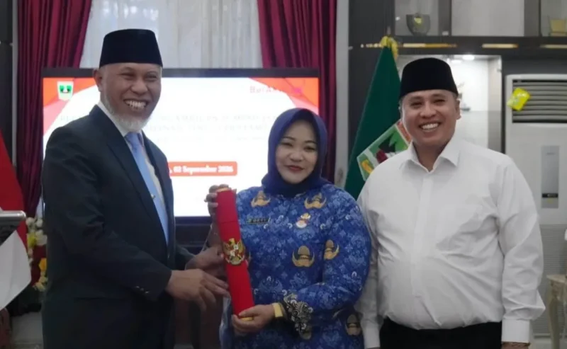 Kuartini Deti Putri dilantik sebagai Kepala DLH Sumbar dan tetap menjalankan amanah sebagai Pj Sekdako Padang Panjang. (Foto: Diskominfo Padang Panjang)