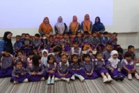 Puluhan murid TKN Pembina Painan bersama guru pendamping dan petugas Dinas Perpustakaan dan Kearsipan Kabupaten Pesisir Selatan berfoto bersama usai mengikuti kunjungan edukasi. (Foto: Dok. Dinas Perpustakaan)