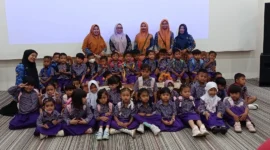 Puluhan murid TKN Pembina Painan bersama guru pendamping dan petugas Dinas Perpustakaan dan Kearsipan Kabupaten Pesisir Selatan berfoto bersama usai mengikuti kunjungan edukasi. (Foto: Dok. Dinas Perpustakaan)